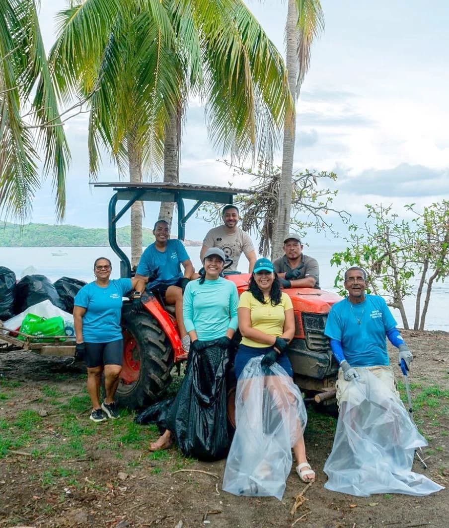 Arcadia staff and Blue Flag volunteers working together